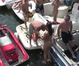 Dronken meiden gaan seksueel los op boot party. Compleet uit de kleren neemt de ene wilde meid met haar kont plaats op het gezicht van zijn vriendin die begint te rimmen en beffen.