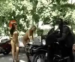 Ze heeft een weddenschap verloren die ze met haar vriendinnen had afgesloten. Ze moet nu naakt over straat heen lopen.