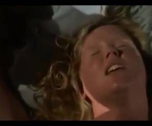 Een lesbische trio sex met drie meiden met dikke tieten die zichzelf en elkaar mastuberen.