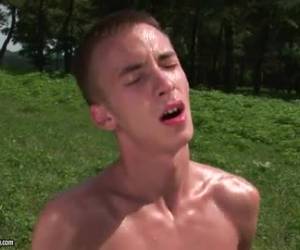 Terwijl ze appels aan het zoeken is vindt ze ineens een echte pik in het gras. Een man heeft zich verstopt, wachtend op iemand die hem wil pijpen.