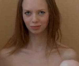Voor de camera doet ze een sensuele striptease. Ze speelt met haar prompte,mooie ronde en kleine borstjes. Ook haar kleine kutje showt ze voor de camera, spread eagle. Als je houd van dun en jong zit je goed! Dit geile meisje houd van teasen.