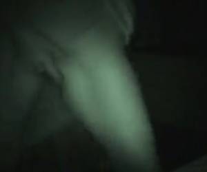 In een dolle bui gaat dit meisje helemaal los voor de camera. Ze schud haar sexy ass en spreid haar harige doos tentoon.
