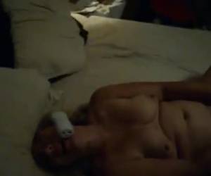 Ze zit te telefoon seksen en stopt ondertussen die dikke neplul in haar mature kutje. De stem in de telefoon maakt haar helemaal gek van verlangen.