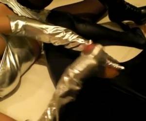 Na het nieuwjaarsbal is hij te dronken om zijn vrouw te neuken, maar wil hij toch klaarkomen. Met haar handschoenen aan trekt zij zijn dikke lul af tot hij klaarkomt.