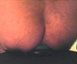 Langzaam glijd zijn anus over de butplug van 13 cm doorsnee en verdwijnd helemaal zonder pijn.