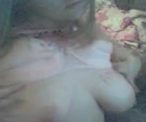 Meer dan spelen met haar goddelijk grote memmen hoeft dit meisje niet te doen voor de webcam. Amy heet deze blonde tiener en ze speelt lekker met haar dikke tieten.