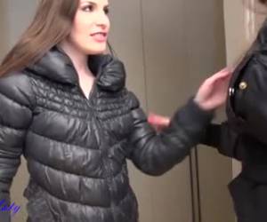 Met haar vuist neukt ze de anus van haar lesbische vriendin en word vervolgens gebeft.