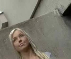 Wat zou jij doen als een kerel met camera vraagt om je borsten te laten zien voor 50 euro? deze dame heef hier geen problemen mee en showt haar lekker tieten