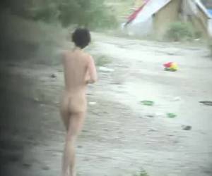 Ze dacht stiekem te kunnen plassen op de camping. Naakt loopt ze haar tent uit en zoekt ze een plekje op om te plassen. Tja en toen stond je op de camera!