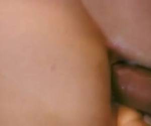 Hij boord haar anus voor met een vibrator, waarna hij haar anal neukt terwijl zij een dildo in haar kut steekt en hij in haar klaar komt.