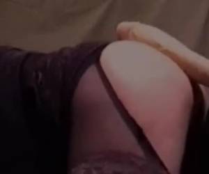 Even mikken en dan ja hoor in de natte kut, met lange halen glijd de lange dildo sneller en dieper haar vagina in en uit.