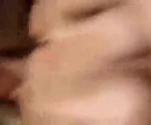 Het Amerikaanse tienermeisje mag nog wat werken aan haar striptease skills en camera positie. Maar wel een lekker vrouwelijk lijfje.