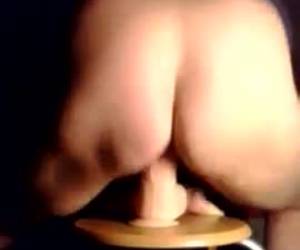 Met tussen poses neukt de geile milf de enorme dildo, tot ze met lange halen over de dildo glijd en met een plof de hele dildo in haar neemt en een orgasme krijgt.