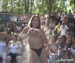 Wet T shirt wedstrijd in de buitenlucht, mooie meiden blote tieten en een dikke dame.