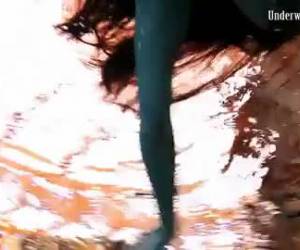 Twee naakt zwemmende meiden gefilmd onder water.