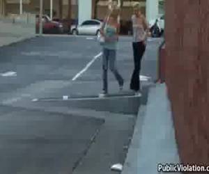Nou ja aangerand is misschien een groot woord maar deze vriendinnen verliezen in ieder geval hun shirtje terwijl ze onbezorgd over straat lopen.