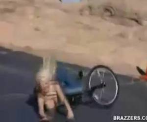 Topless maakt ze een ritje op haar fiets, dan gaat het mis. Gelukkig heeft ze grote tieten zodat de klap opgevangen wordt.