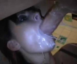 Zijn mooie vrouw is onderdanig aan hem en volgt zijn bevel. Ook als ze zo extreem in haar keel word geneukt dat ze moet kokhalzen. Om dat effect te versterken laat hij haar melk drinken. En wanneer ze dan bijna stikt op zijn grote lul word de kots zichtba