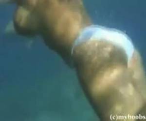 Lesbische mature dames ontbloten hun grote memmen voor de camera. Ze wrijven elkaars dikke tieten tegen elkaar en springen dan onder water.