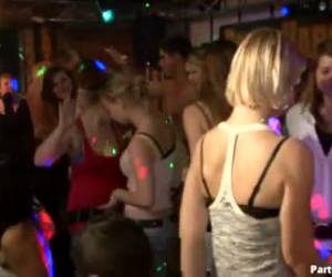 Ze laat haar mond vol sperma spuiten in de sex club, de geile meiden pijpen trekken de stijve lul af en laten ze klaar komen.