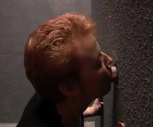 Vaak is het een gloryhole per muur, maar deze muur heeft meerdere pikgaten. Voor deze rijpe roodharige slet een orale orgie.