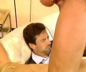 Altijd geil om in een porno film een dp te zien. Een lekker ding gevuld met twee harde stotende pikken.Maar dit is een porno blooper. Alles goed en wel totdat de man die anaal neukt zijn pik uit haar sterretje trekt en staand klaarkomt. Zijn sperma in het