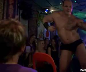 Singles kijken hier hun ogen uit. Je kan het hier met alles en iedereen doen zonder dat je ze kent. Soa gegarandeerd!