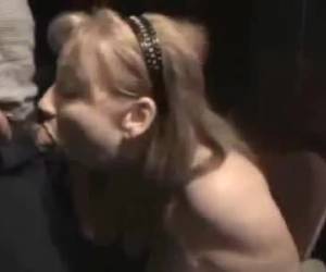 De dikke mature snol pijpt graag en veel. Ze pijpt alle mannen in de kamer. En ze laat alle lullen in haar mond spuiten.