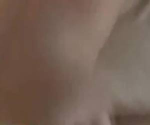 Hij duwt zijn grote pik in haar nog strakke tiener kutje. Zo nu zal ik jouw kutje eens een stukje wijder neuken.