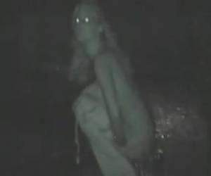 Tiener heeft erge hoge nood maar alle toiletten zijn in gebruik dus besluit ze haar behoefte buiten te doen. Een voorbij ganger pakt zijn camera en filmt het meisje terwijl ze haar broek naar beneden doet.