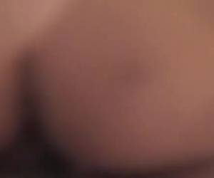 Een heet jong stel is benieuwd of het er net zo lekker uit ziet als het is wanneer ze sex hebben. Dus het geile koppel besluit een hete sex video te maken. Er word inderdaad lekker geneukt zeg.
