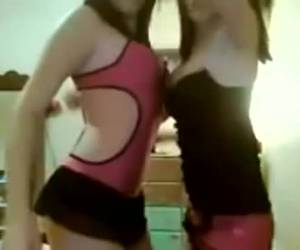 Al giechelend voor de webcam dansen de lekkere meiden verleidelijk met elkaar. Stoute tienermeisjes, schattig stout.