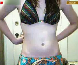Het wordt een trend om tieners naakt te zien poseren voor de webcam. Het is niet geheel ongevaarlijk maar dat weerhoudt de meisjes er niet van om in hun blootje te poseren.