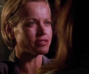 Een scene die je niet snel zal vergeten. Brigitte Nielsen en Kimberley Kates in Chained heat. Lekkere geile lesboseks.