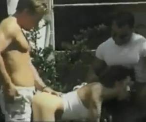In de midden berm hebben de mannen een gangbang, een voor een neuken ze de geile meid terwijl ze er een pijpt en de autos langs rijden.