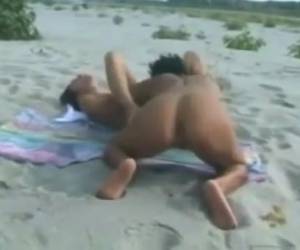 In standje 69 beft het geile lesbische stel elkaar op het strand, terwijl er rond de geile meiden een paar jongens die staan te kijken hun stijve lul aftrekken tot ze klaarkomen.