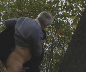 Opa word lekker gepijpt in het bos door een knappe jonge homo, maar wie filmt? Amateur , Opa gepijpt in het bos