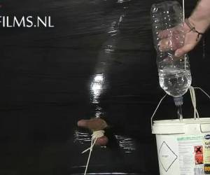 De oude meester zuigt aan de jongeheer van zijn vastgebonden schandknaap voordat hij hem mummificeert. Alleen de neus en de lul van zijn schandknaap worden bevrijd uit het plastic. Zijn ballen krijgen een bal bondage en zijn jongeheer een lekkere handjob.