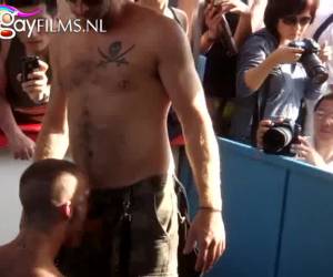 De Folsom Street Fair is het grootste leer en fetish event van de wereld. Met ruim 400 000 bezoekers in de meest bizarre leder,latex en fetish outfits. Dit lekkere homostel heeft openbare gay sex. En dat in America. Amateur , Openbare gay sex op de Folsom