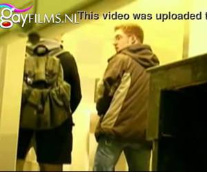 De pisbakken zijn ideaal om homos te ontmoeten. Alleen word deze homo betrapt door een verborgen camera bij het gluren naar de lul van de buurman. Gelukkig snapt de buurman de hint en begint hem te pijpen. Amateur , Homo betrapt door verborgen camera