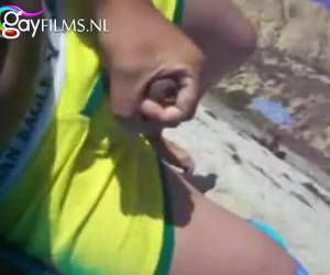 Tussen de mensen liggen de twee vrienden hun stijve lul af te trekken en komen klaar op een Tshirt. Amateur , Op vakantie jezelf stiekem aftrekken op het strand