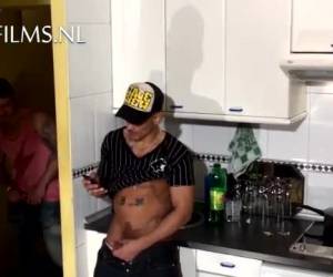 Hetero porno op zijn mobiel en zijn lekkere lul uit zijn broek en in zijn hand. Zijn hetero kamergenoot is lekker. Aan de andere kant van het muurtje stiekem staan te gluren en aan zijn eigen pik trekken. Ondertussen fantaserend dat hij hem keihard in zij