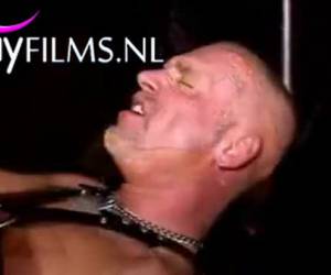 Extreem anal mastuberen, zijn arm gaat tot aan zijn schouder de anus in. Vervolgens stopt hij zijn hele voet in de anus. Extreme , Extreem anal mastuberen met een arm en een voet