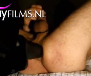Terwijl hij anal geneukt word door een neukmachine, trekt hij zijn stijve lul af tot hij klaar komt en sperma spuit. Extreme , Anal geneukt door een neukmachine