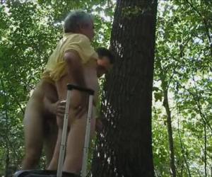 Opa komt net aan met zijn koffer of er staat al een jonge geile homo hem op te wachten om lekker te pijpen in de bosjes. Amateur , Pijpen in de bosjes