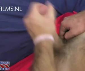 Amerikaanse jongen zit op zijn bed in zijn komen met zijn lul in zijn hand. Hij trekt zichzelf even lekker af. Solo , Amerikaanse jongen trekt zich af in zijn kamer