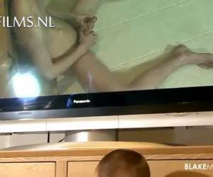 Deze schattige twink word geil van zijn eigen spiegelbeeld. En deze Narcissus is inderdaad een lekkere homo. Hij trekt aan zijn lul voor de tv, masturbeert bij het beeld van zichzelf masturberend. Solo , Schattige twink masturbeert bij zijn eigen videobee