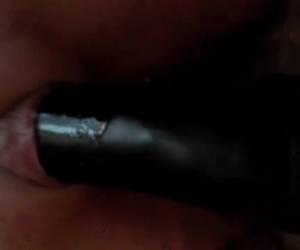 Filmend met zijn mobiel neukt hij met de grote dildo zichzelf anal. Amateur , Met de grote dildo neukt hij zichzelf anal