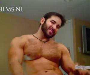 Grommend met een grote sigaar in zijn mond spuit zijn grote lul in de rondte. Deze gespierde cam man weet dat hij sexy is. Amateur , Gespierde cam man die weet dat hij sexy is