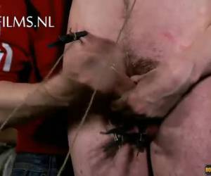 Een gay bdsm sessie van twee kinky twinks. De onderdanige man geeft de controle over aan zijn dominant. De pijn die hij moet ondergaan word draaglijk gemaakt door het seksueel genot. Een geile handjob. Extreme , Gay bdsm door kinky twinks